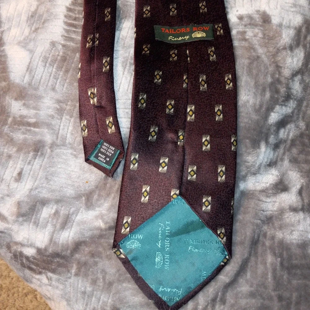 Vintage TAILORS ROW FINERY BURGANDY SILVER Gold Medallion Shield Silk Tie